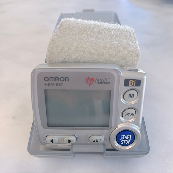 OMRON Wearables Omron Hem 637 Wrist Blood Pressure Monitor Silver